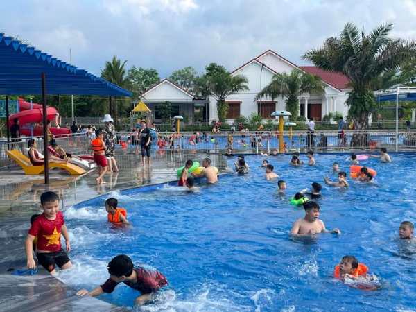 Ngủ mê thấy hồ bơi tràn nước
