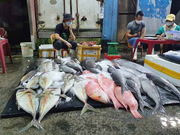 Chiêm bao thấy bán cá với nhiều khách hàng mua