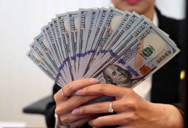 Nằm mơ thấy tiền đô: Lộc trời hay cảnh báo mất tiền?