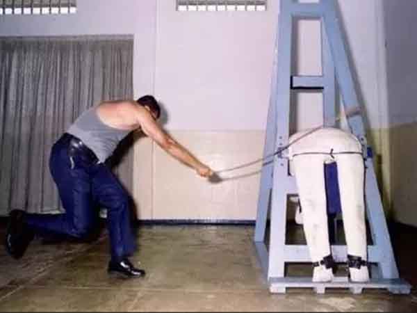 Mộng mơ thấy cây roi được treo trên tường