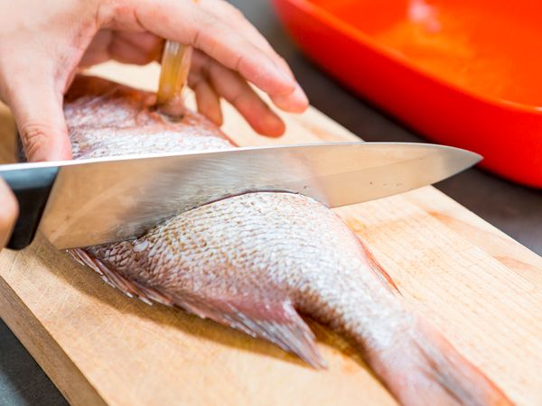 Mơ thấy làm thịt cá để nấu ăn