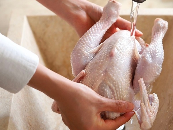 Mơ thấy làm thịt gà nhưng bị chảy máu nhiều