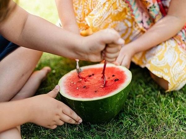 Giải mã chi tiết các giấc mơ thấy ăn dưa hấu phổ biến