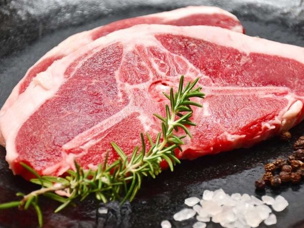 Nằm mơ thấy thịt lợn có con gì may mắn có điềm gì